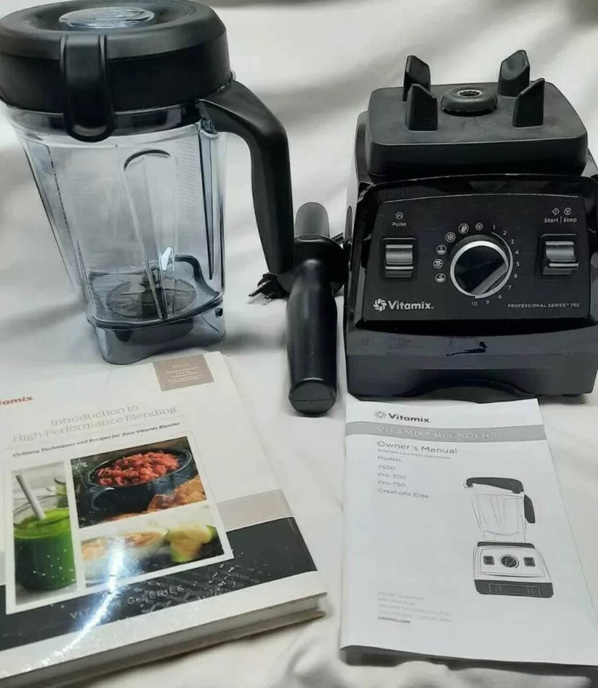 Vitamix Series 7500 Profesional Grade 120V 10 Speed Blender - Very Berry  -New